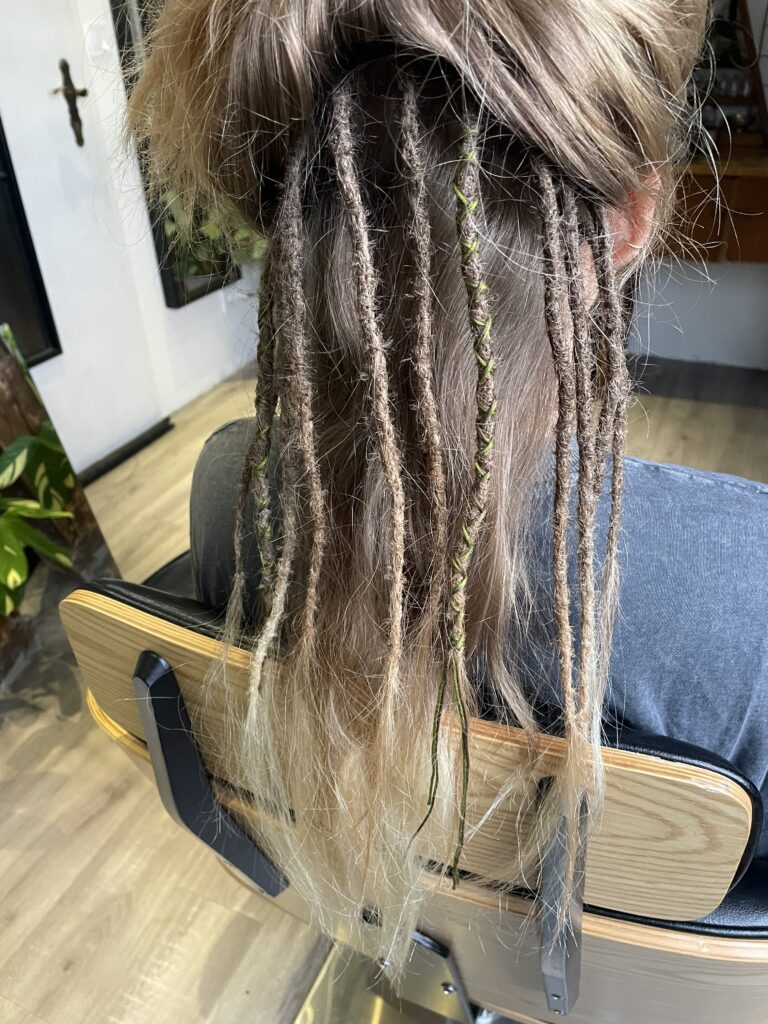 Partial Dreads mit Schnüren